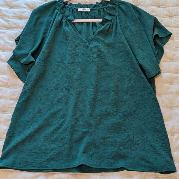 Entro- Relaxed Green Flutter Sleeve Blouse - Picture 6 of 9